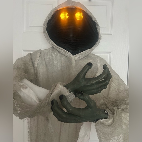 Hyde & Eek! Moving Eyes Animated Ghoul Halloween Decoration - Picture 3 of 3